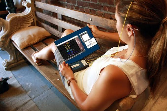 Séance de Neurofeedback dynamique : capteurs EEG posés pendant une activité normale